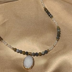 Howlite e Quartzo  Cristal Colar
