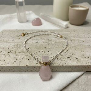 Quartzo Rosa Pendente com corrente em Pérolas